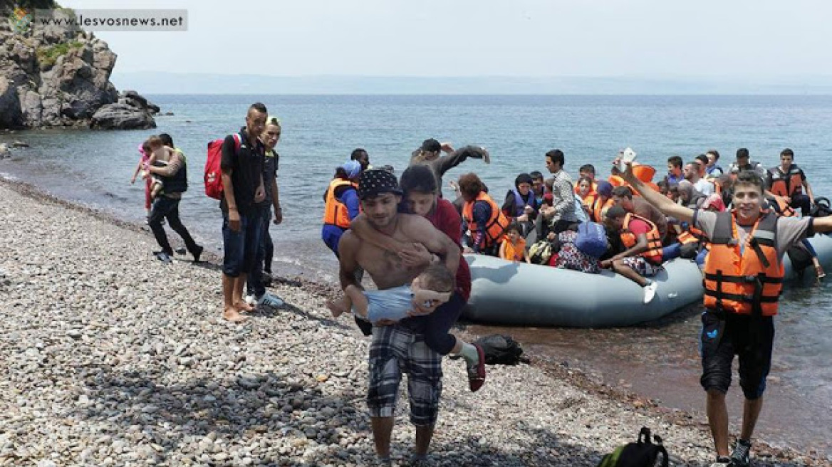 Συγκλονιστική εικόνα: Πρόσφυγας κουβαλάει την τυφλή γυναίκα και το μωρό του!
